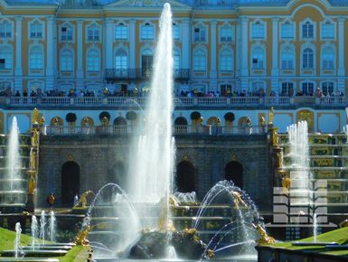 Дворцы, фонтаны и квартиры от 2,3 млн: жизнь в Петродворцовом районе Петербурга