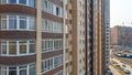Лоджии и балконы остеклены современными профилями без откосов, на окнах установлены двойные стеклопакеты. Аэросъемка от 27.04.2019 г.