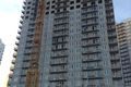 Ход строительства 6 очереди. Ноябрь 2015 года. Возведение каркаса, закончен монтаж перекрытия над 25 этажом. Устанавливаются оконные и балконные блоки 15-18 этажи.
