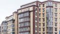 Внешний объем фасадов дополнен единым остеклением лоджий и балконов. Фото от 06.09.2020.