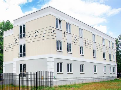 Комплекс состоит из 3 этажных корпусов и включает в себя 75 квартир. МЖК Music park (Мьюзик парк)|Новострой-СПб