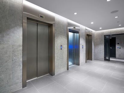 Бесшумные современные лифты стандартной грузоподъемности.