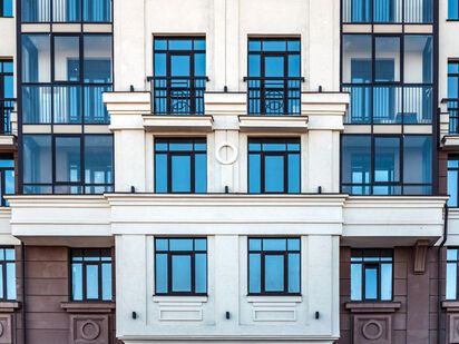 Особый шарм зданию придают мансарды и французские балконы, а также просторные террасы.