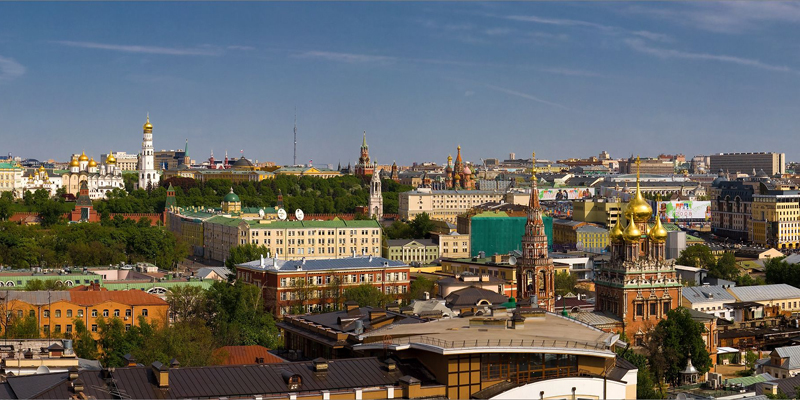 Разница в стоимости квартиры одной категории в Москве и Санкт-Петербурге - не меньше 35-45%. 